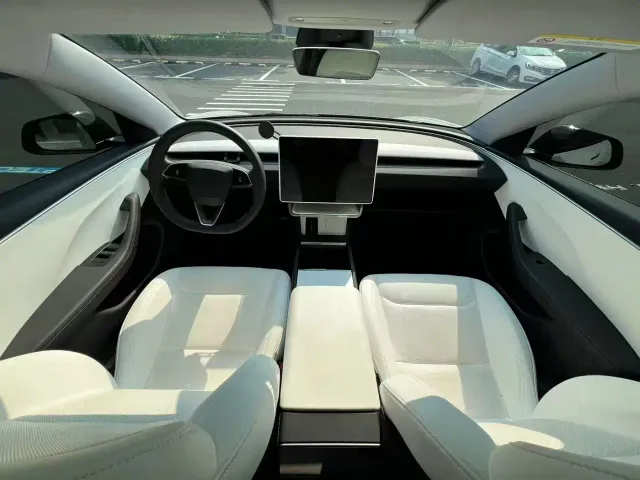 Tesla Model 3 — Фото автомобиля 9