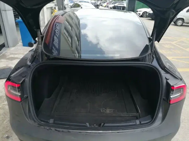 Tesla Model 3 — Фото автомобиля 18