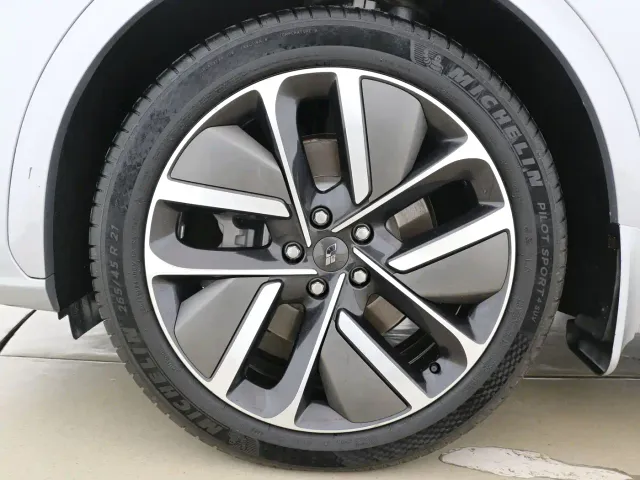 Li Auto L7 — Фото автомобиля 6