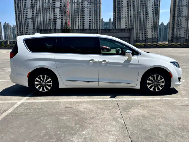 Chrysler Grand Caravan PHEV — Фото автомобиля 3