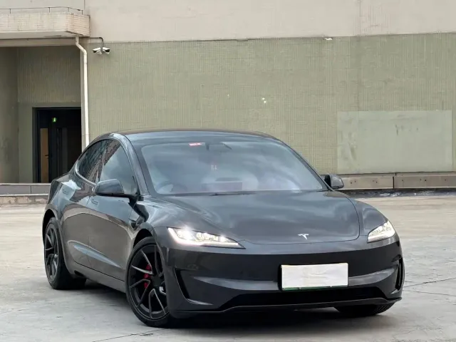 Tesla Model 3 — Фото автомобиля 3