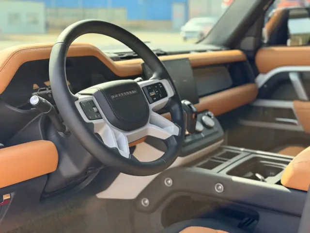 Land Rover Defender — Фото автомобиля 10