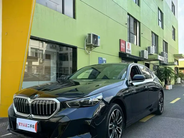 Фотография автомобиля — BMW 5 Series