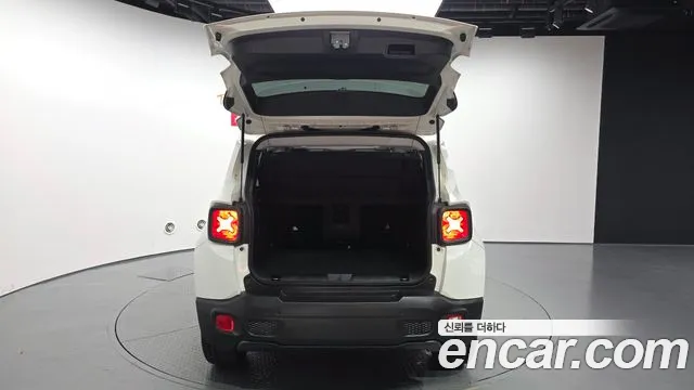 Jeep Renegade — Фото автомобиля 18