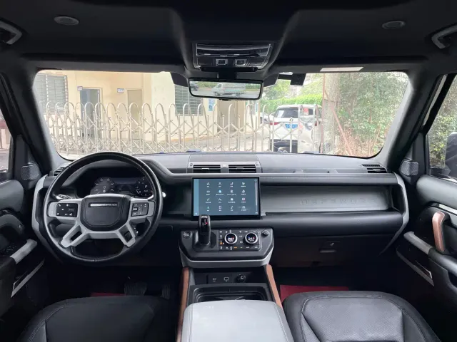 Land Rover Defender — Фото автомобиля 12