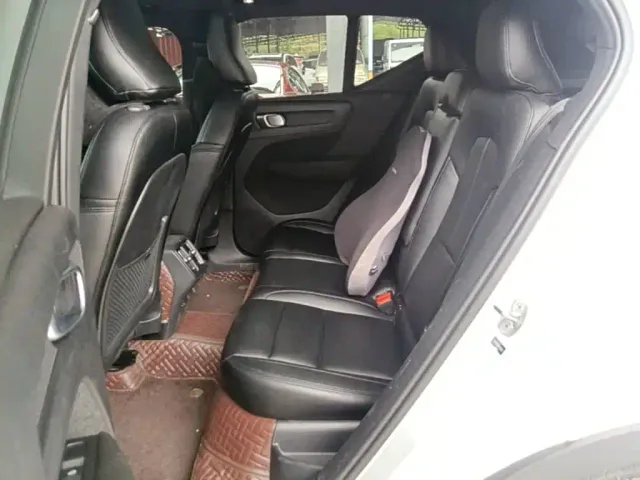 Volvo XC40 — Фото автомобиля 12
