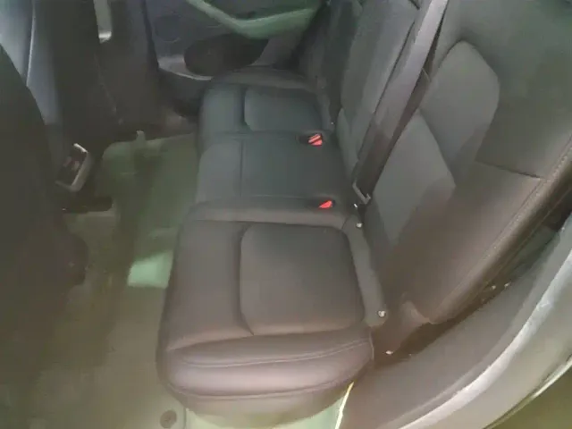 Tesla Model Y — Фото автомобиля 16