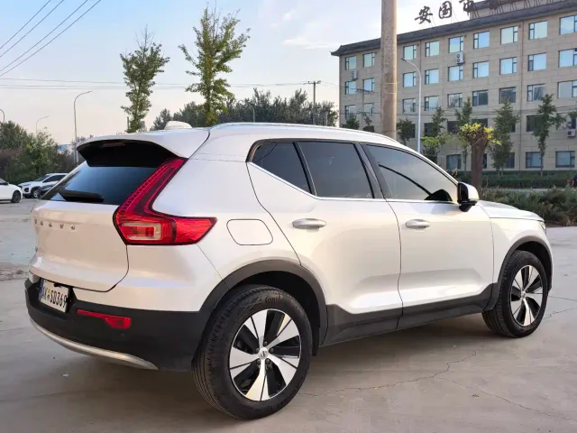 Volvo XC40 — Фото автомобиля 6