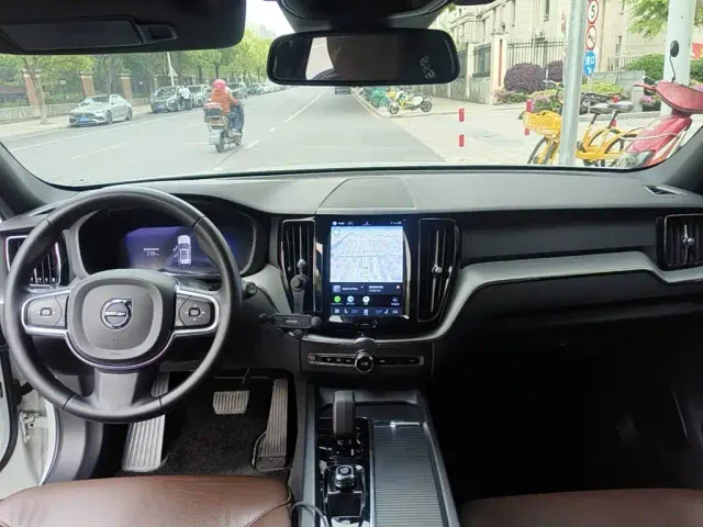 Volvo XC60 — Фото автомобиля 12