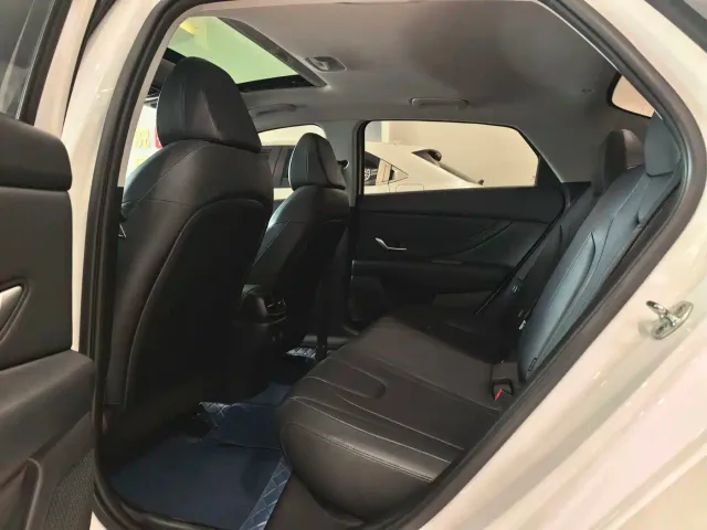 Hyundai Elantra — Фото автомобиля 11