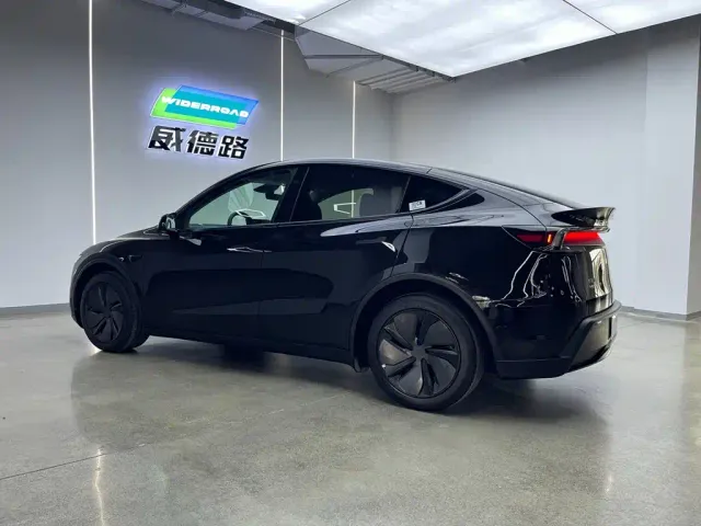 Tesla Model Y — Фото автомобиля 3
