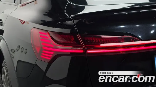 Audi e-tron — Фото автомобиля 7