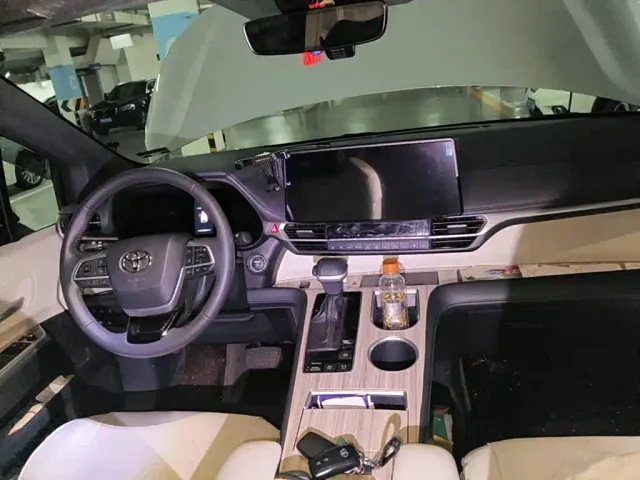 Toyota Sienna — Фото автомобиля 11