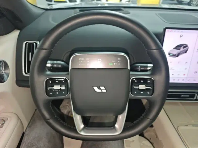 Li Auto L8 — Фото автомобиля 10