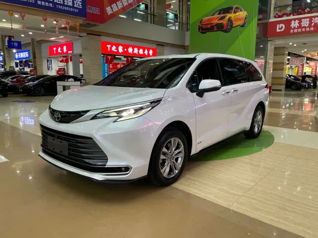 Toyota Sienna — Фото автомобиля 2