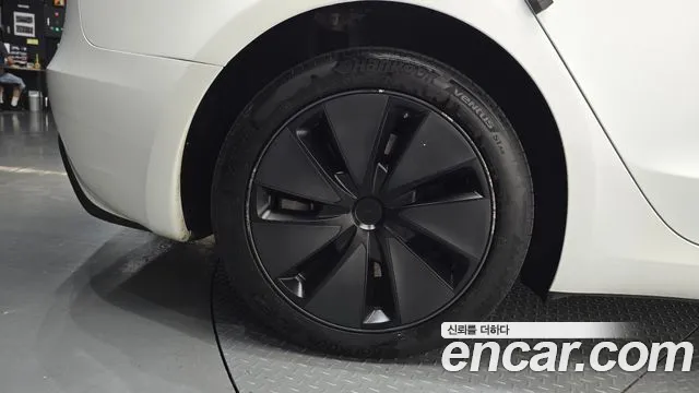 Tesla Model 3 — Фото автомобиля 5