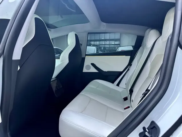 Tesla Model 3 — Фото автомобиля 11