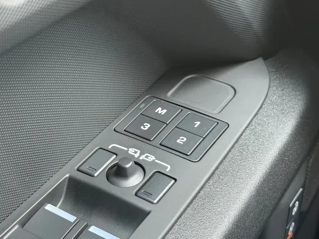 Land Rover Defender — Фото автомобиля 14