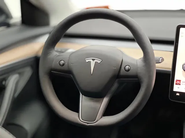 Tesla Model 3 — Фото автомобиля 8