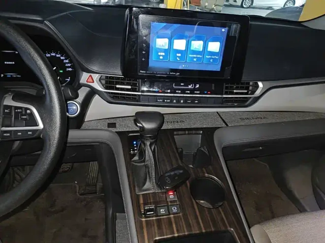 Toyota Sienna — Фото автомобиля 9