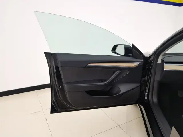 Tesla Model 3 — Фото автомобиля 7