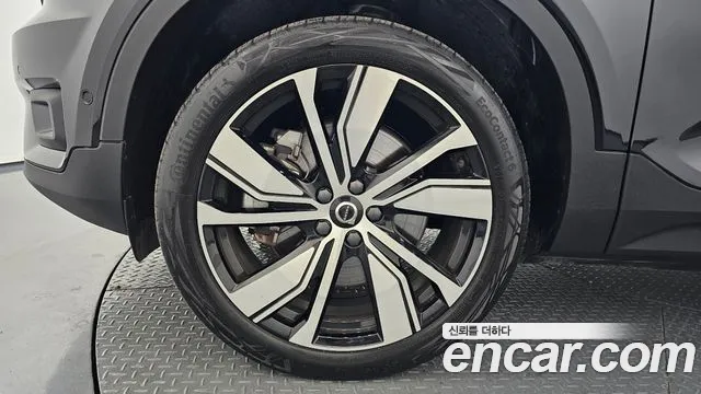 Вольво XC40 — Фото автомобиля 4