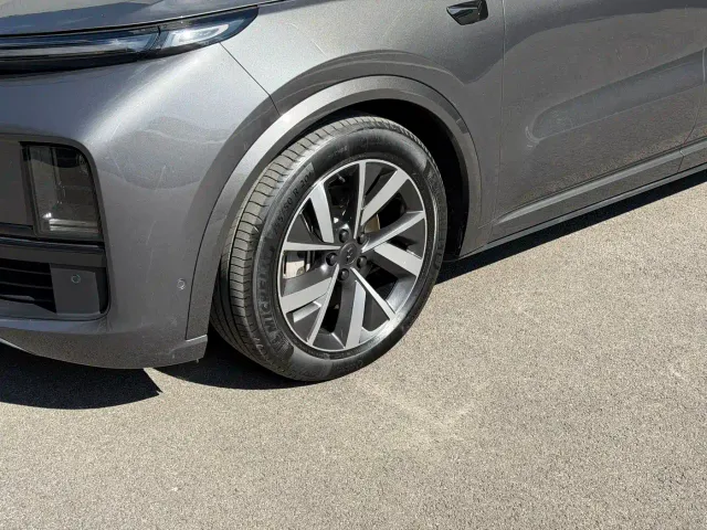 Li Auto L8 — Фото автомобиля 9
