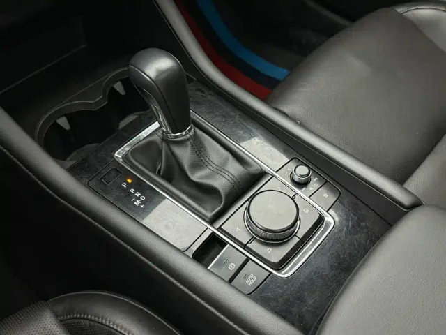 Mazda Axela — Фото автомобиля 18