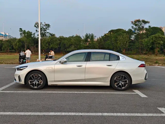 BMW i5 — Фото автомобиля 2