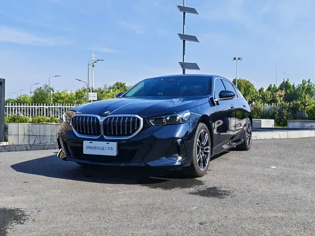 Фотография автомобиля — BMW 5 Series