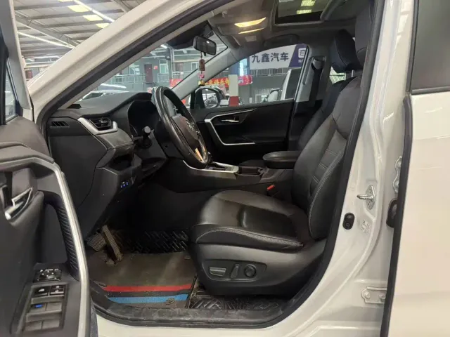 Toyota RAV4 — Фото автомобиля 4