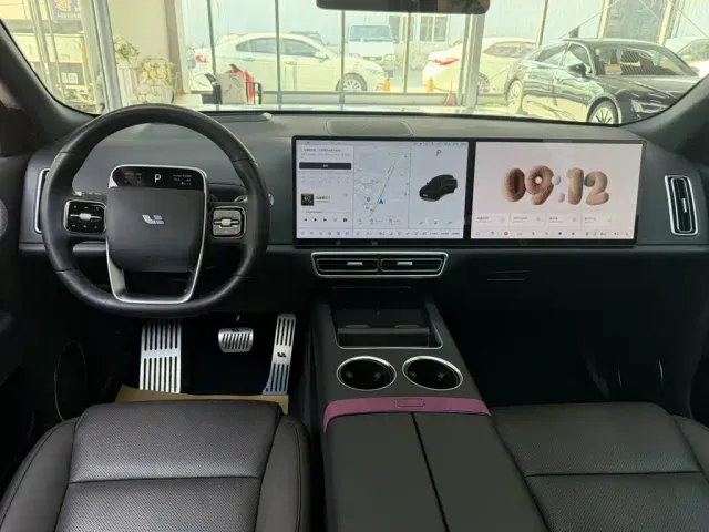 Li Auto L8 — Фото автомобиля 16
