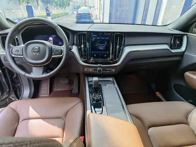 Volvo XC60 — Фото автомобиля 10