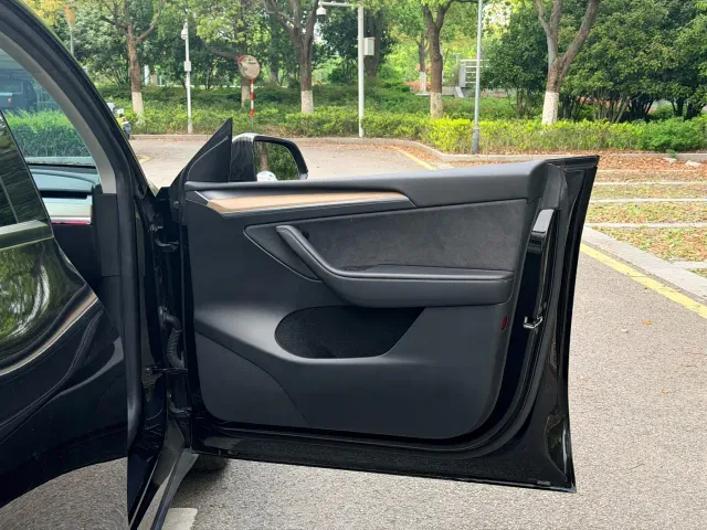 Tesla Model Y — Фото автомобиля 12