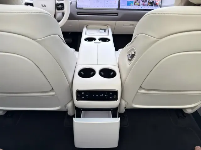 Li Auto i8 — Фото автомобиля 22