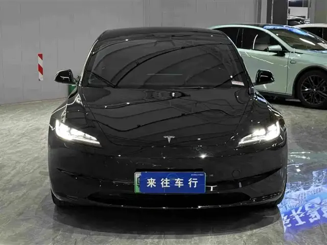 Tesla Model 3 — Фото автомобиля 3