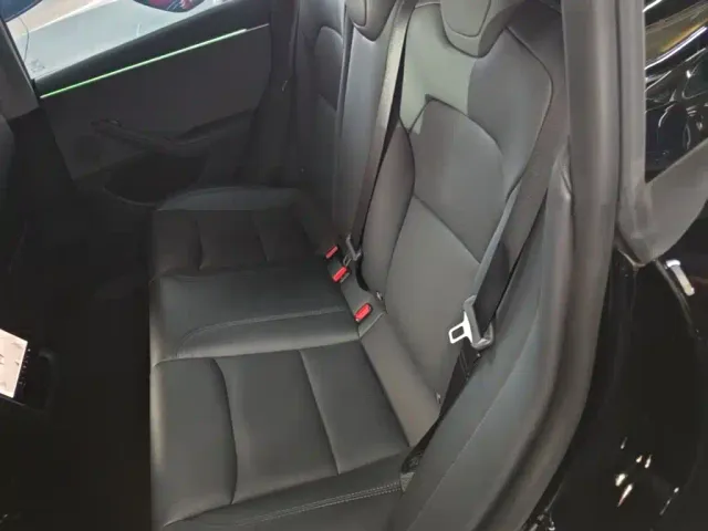 Tesla Model 3 — Фото автомобиля 16