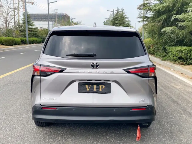 Toyota Sienna — Фото автомобиля 7