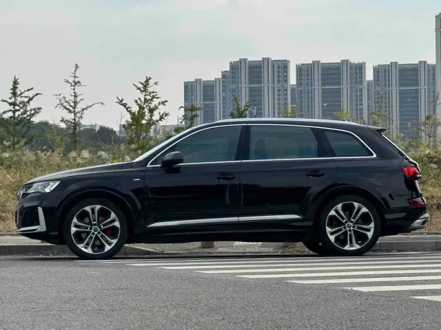 Audi Q7 — Фото автомобиля 3