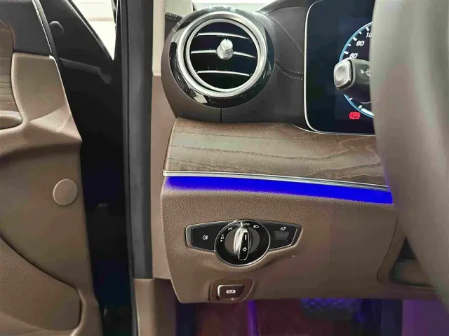 Mercedes-Benz E-Class — Фото автомобиля 14
