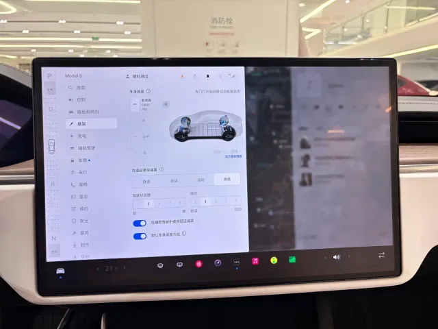 Tesla Model S — Фото автомобиля 8