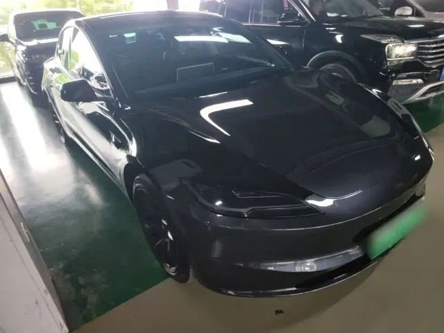 Tesla Model 3 — Фото автомобиля 21