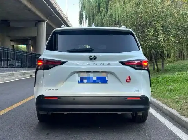Toyota Sienna — Фото автомобиля 4