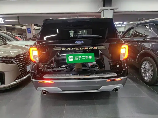 Ford Explorer — Фото автомобиля 5