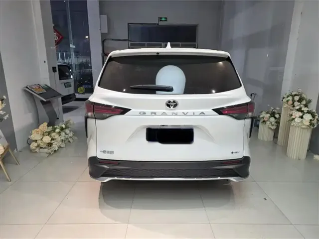 Toyota Granvia 2026 Model 2.5L Hybrid Comfort Edition — Фото автомобиля 10