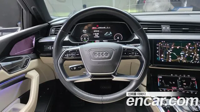 Audi e-tron — Фото автомобиля 12
