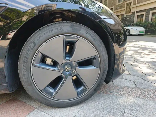 Tesla Model 3 — Фото автомобиля 25