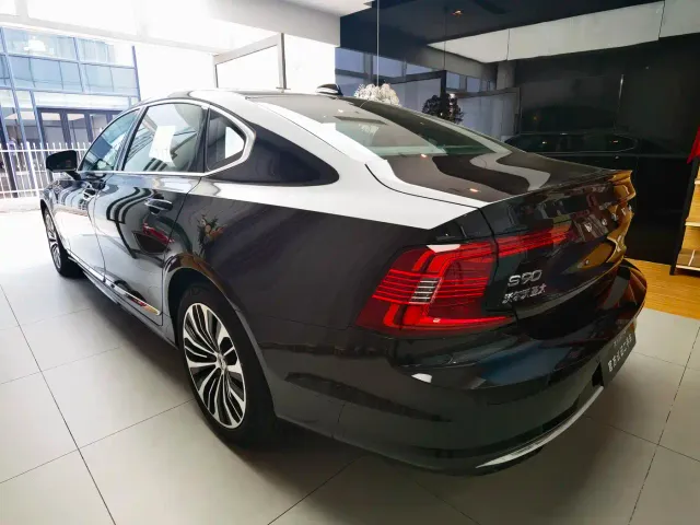 Volvo S90 — Фото автомобиля 4