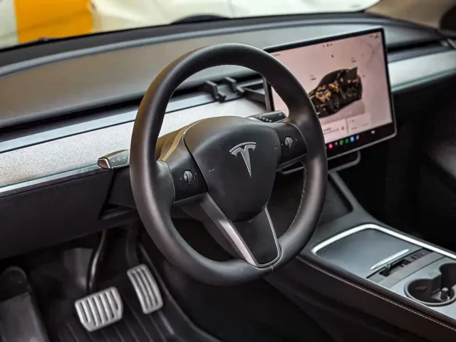 Tesla Model Y — Фото автомобиля 4