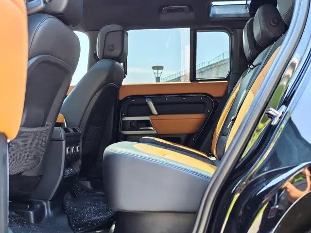 Land Rover Defender — Фото автомобиля 10